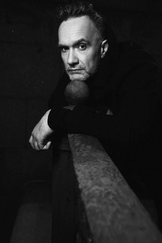 Дмитрий, что квартиру мне сдаёт)